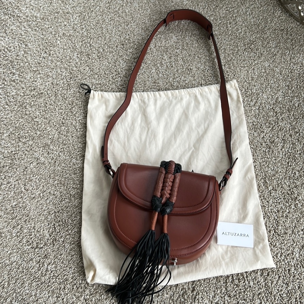 ALTUZARRA 1 MAHOGANY/BLACK
GHIANDA KNOT SML SADDLE BICOLOR SMOOTH L